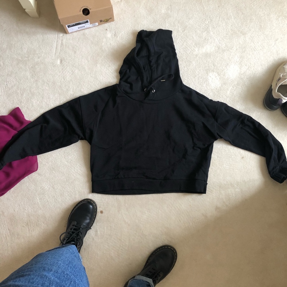 cropped black hoodie